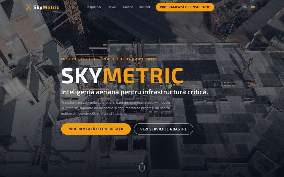 The SkyMetric homepage: an aerial photograph of a construction site behind the wordmark and the Romanian line “Inteligență aeriană pentru infrastructura critică.”